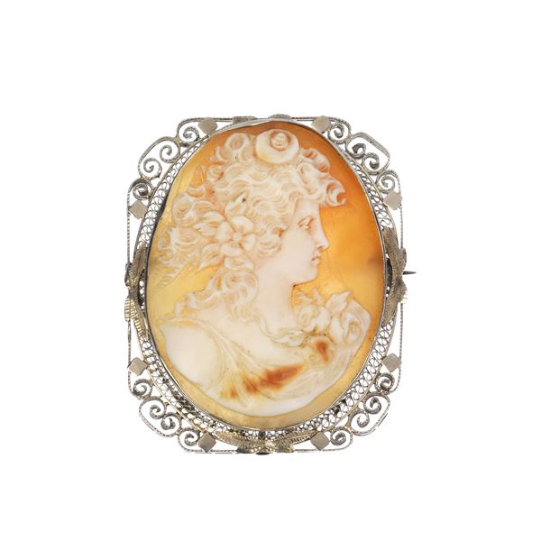 Cameo Pendant brooch with shell and low title gold 