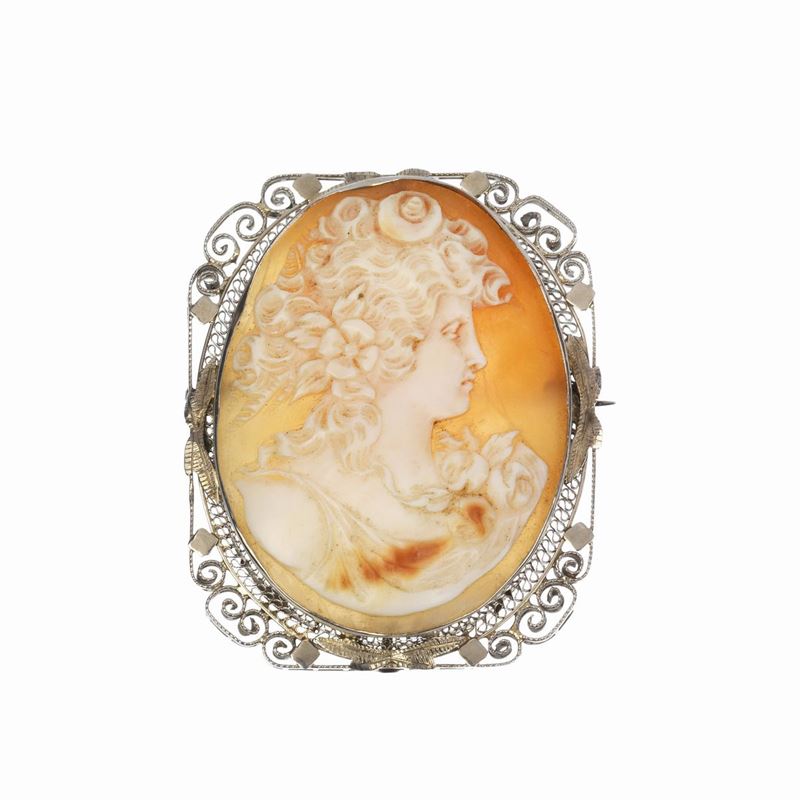 Spilla pendente con Cammeo in conchiglia e oro bianco a 9 kt