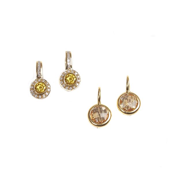 Leverback earrings in yellow gold, diamonds, yellow stones and another pair in yellow gold and quartz