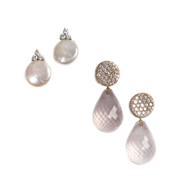 Pair of earrings in 18 kt yellow gold, diamonds and rose quartz and another pair with pearls and diamonds