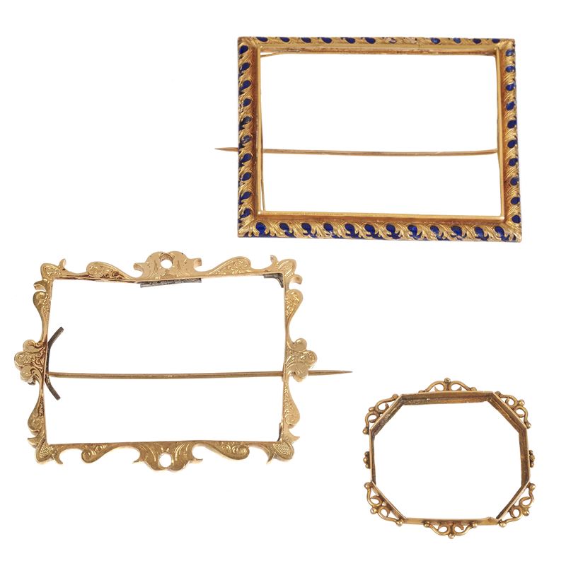 Due cornici rettangolari a spilla in oro giallo 18 kt e smalti e altra cornice in oro giallo 9 kt