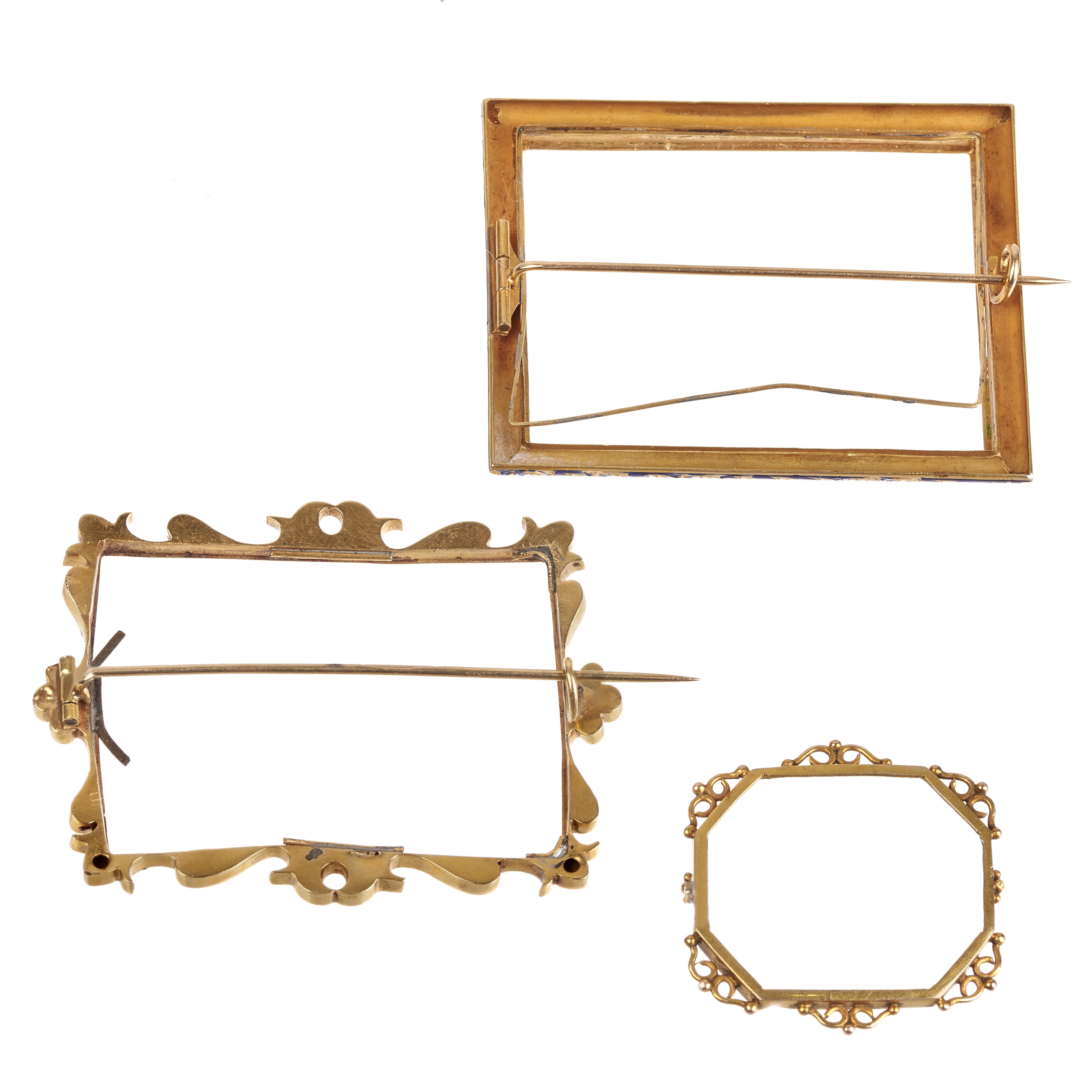 Due cornici rettangolari a spilla in oro giallo 18 kt e smalti e altra cornice in oro giallo 9 kt