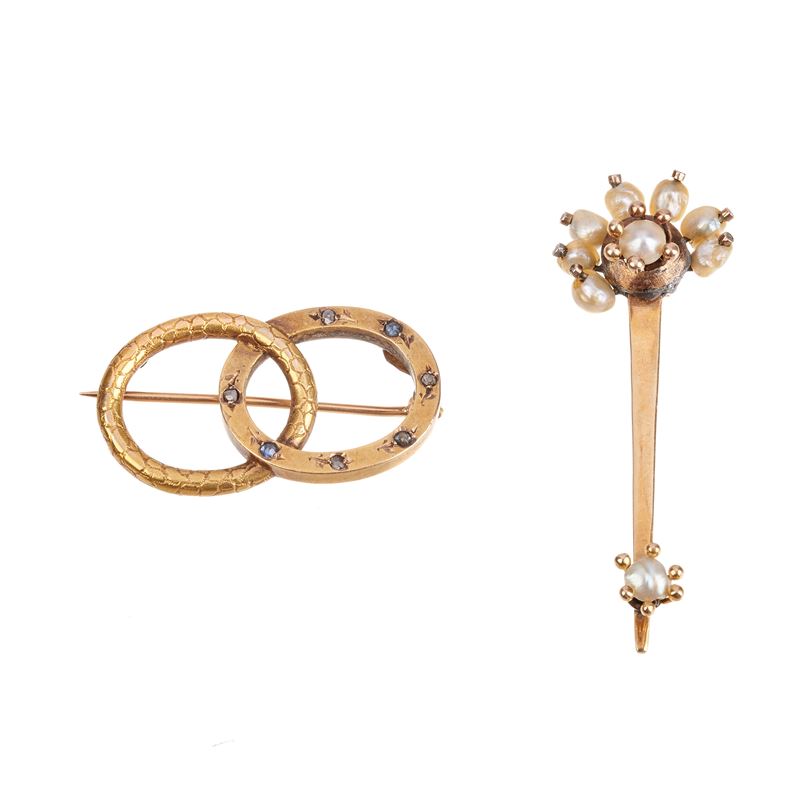 Spilla ovale in oro giallo 18 kt, zaffiri e pietre ed altra a barretta con microperle in oro 18 k...