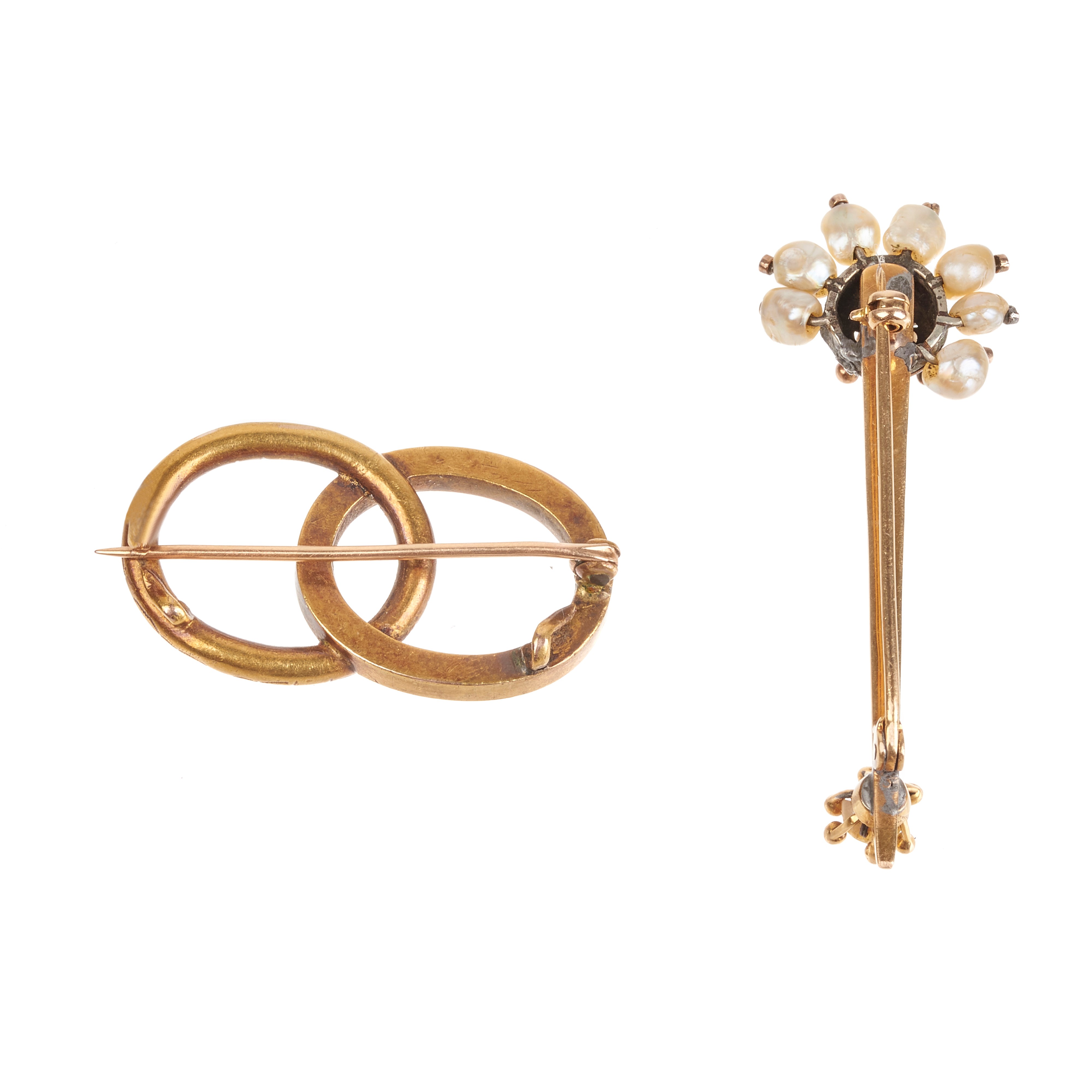 Spilla ovale in oro giallo 18 kt, zaffiri e pietre ed altra a barretta con microperle in oro 18 k...