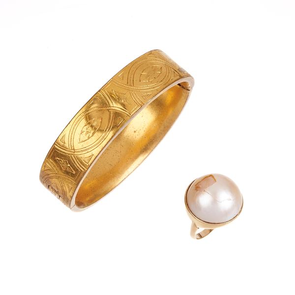 Bangle in 9 kt yellow gold and ring with mabè pearl in 18 kt yellow gold  (Early 20th century)  - Auction Auction of antique and Modern Jewelry and Wristwatches - Curio - Casa d'aste in Firenze