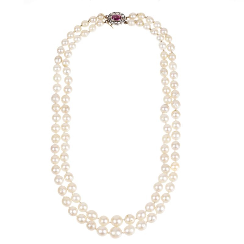 Doppio filo in perle, oro giallo e oro bianco 18 kt, diamanti e rubino