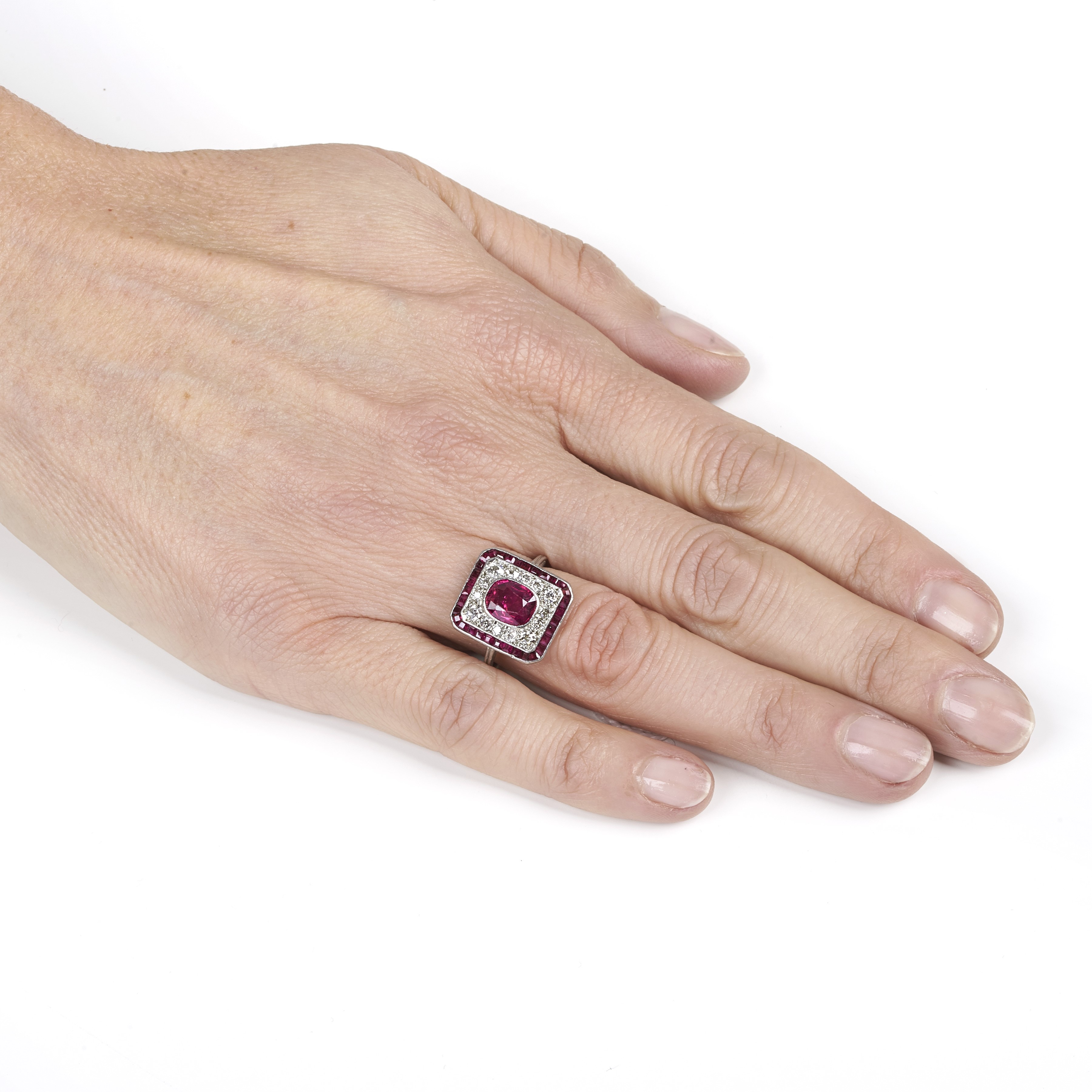 Anello in oro bianco 18 kt, diamanti e rubini Birmani Naturali