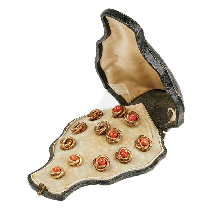 Set di bottoni e gemelli in oro a 9 kt e corallo rosso