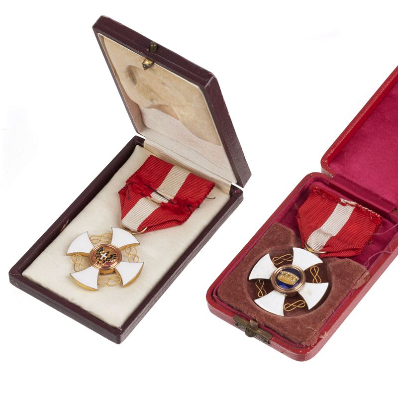 Due Croci da Cavaliere Dell'ordine della Corona D'italia, in Oro, Argento Dorato e Smalti Policro...