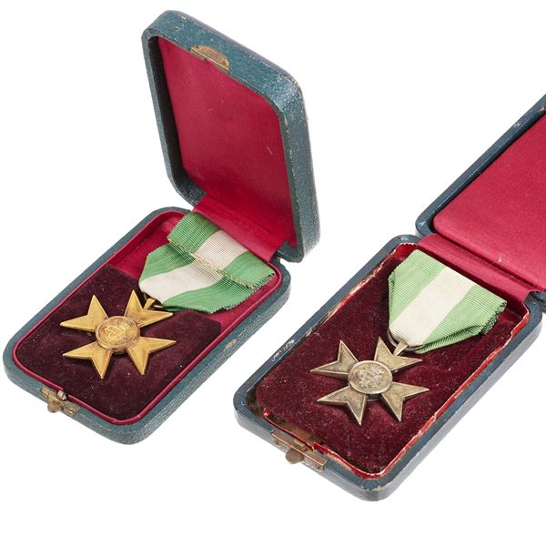 Croce d'oro 18 kt per anzianità di servizio 25 anni Vittorio Emanuele III ed un'altra in argento