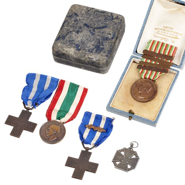 Cinque medaglie con nastro originale in bronzo e argento