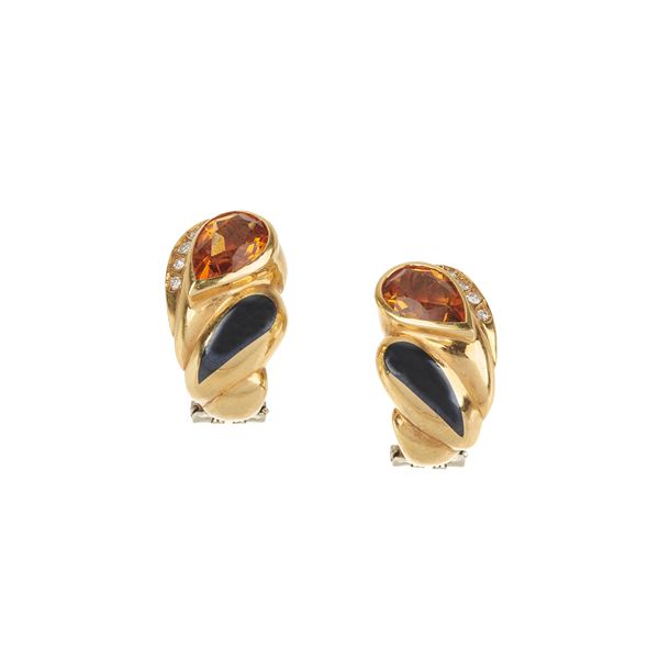 Pair of clip earrings in 18 kt yellow gold, diamonds, orange quartz and black enamel
