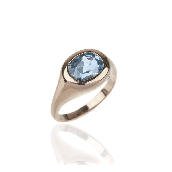 Ring in 9 kt white gold and blue topaz