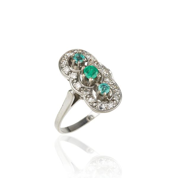 Lozenge ring in 18 kt white gold, diamonds and emeralds