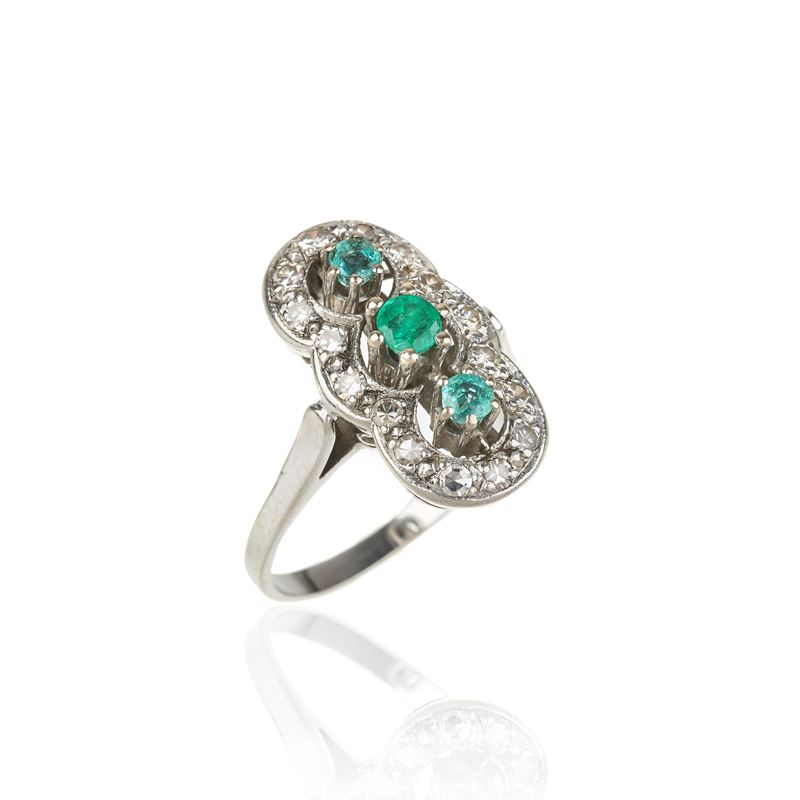 Anello a losanga in oro bianco 18 kt, diamanti e smeraldi