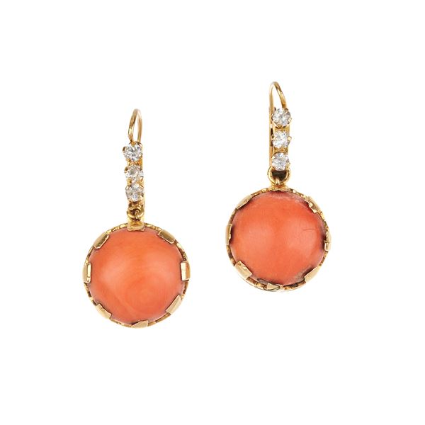 Pair of pendant earrings in 18 kt yellow gold, colorless stones and red coral