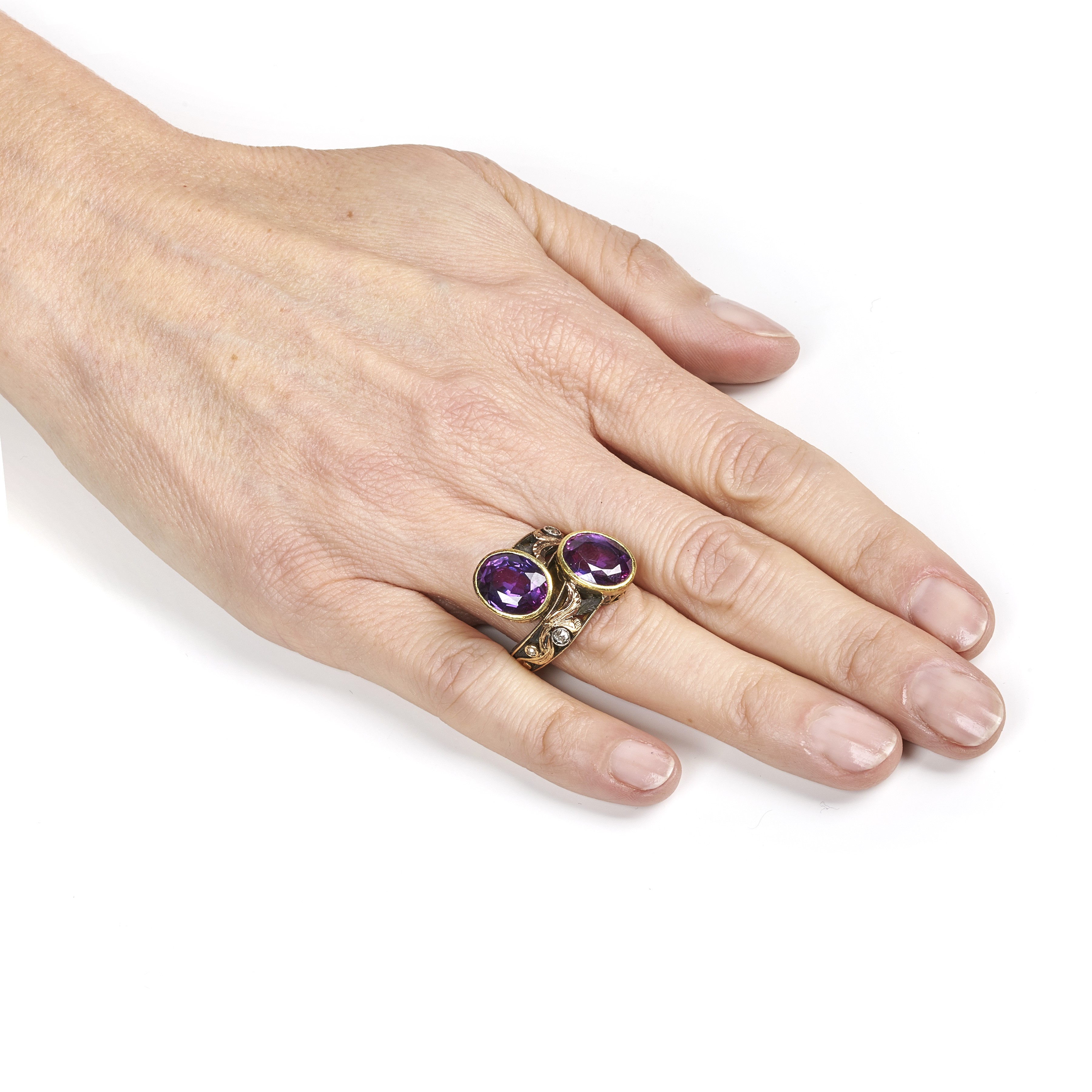 Grande anello contrariè in oro giallo, argento, diamanti e due corindoni sintetici viola