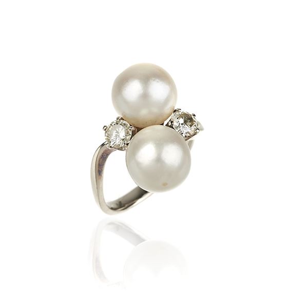 Contrariè ring in 18 kt white gold, diamonds and cultured pearls