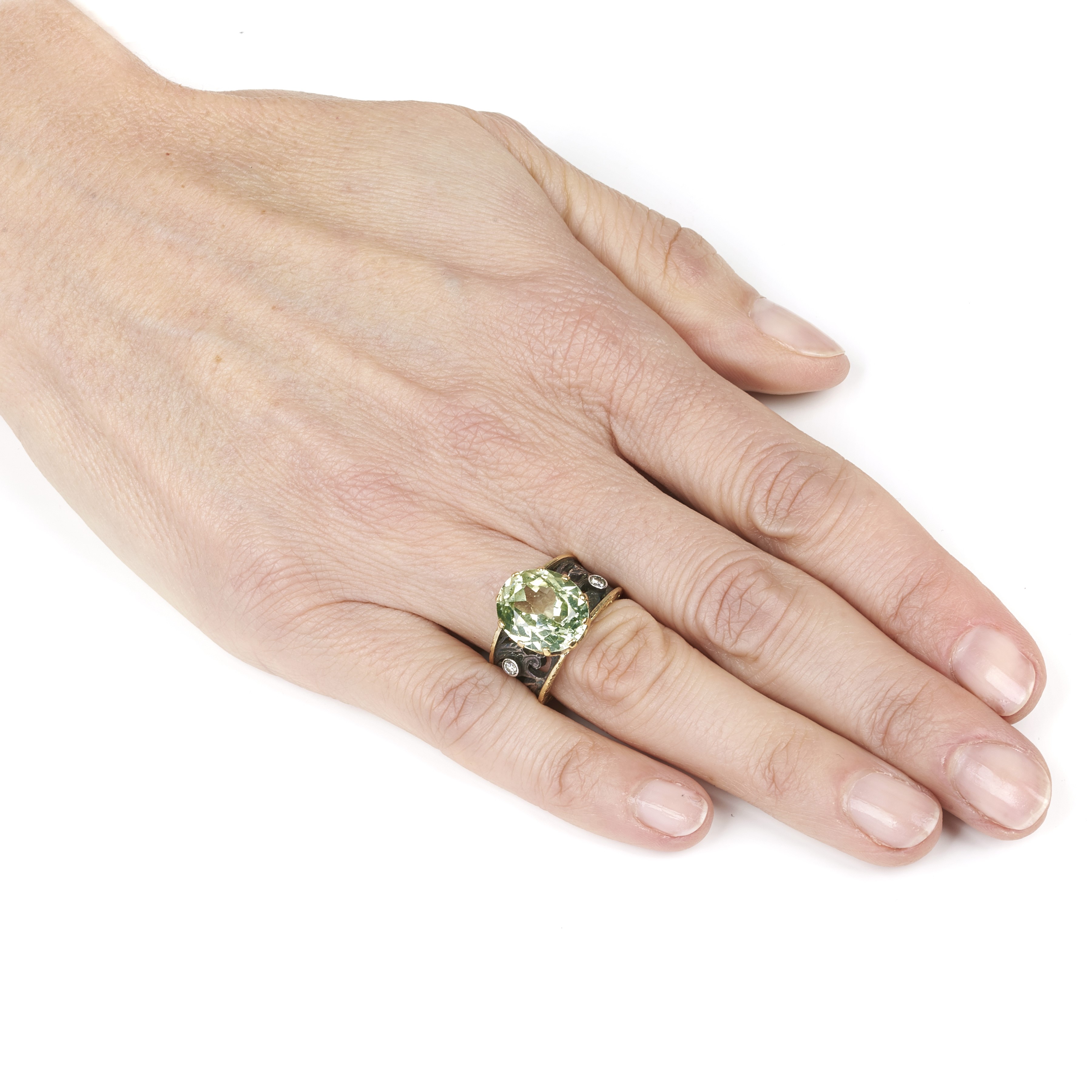 Anello a fascia in oro giallo 18 kt, argento, diamanti e spinello sintetico verde