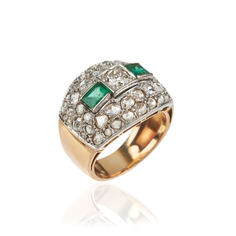 Grande anello a fascia in oro giallo 18 kt, oro bianco, diamanti e smeraldi