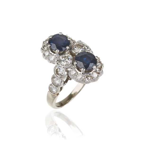 Lozenge ring in 18 kt white gold, diamonds and two sapphires