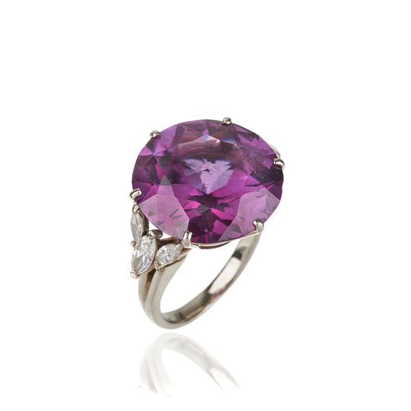 Large ring in 18 kt white gold, diamonds and purple synthetic corundum