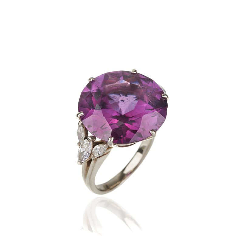 Grande anello in oro bianco 18 kt, diamanti e corindone sintetico viola