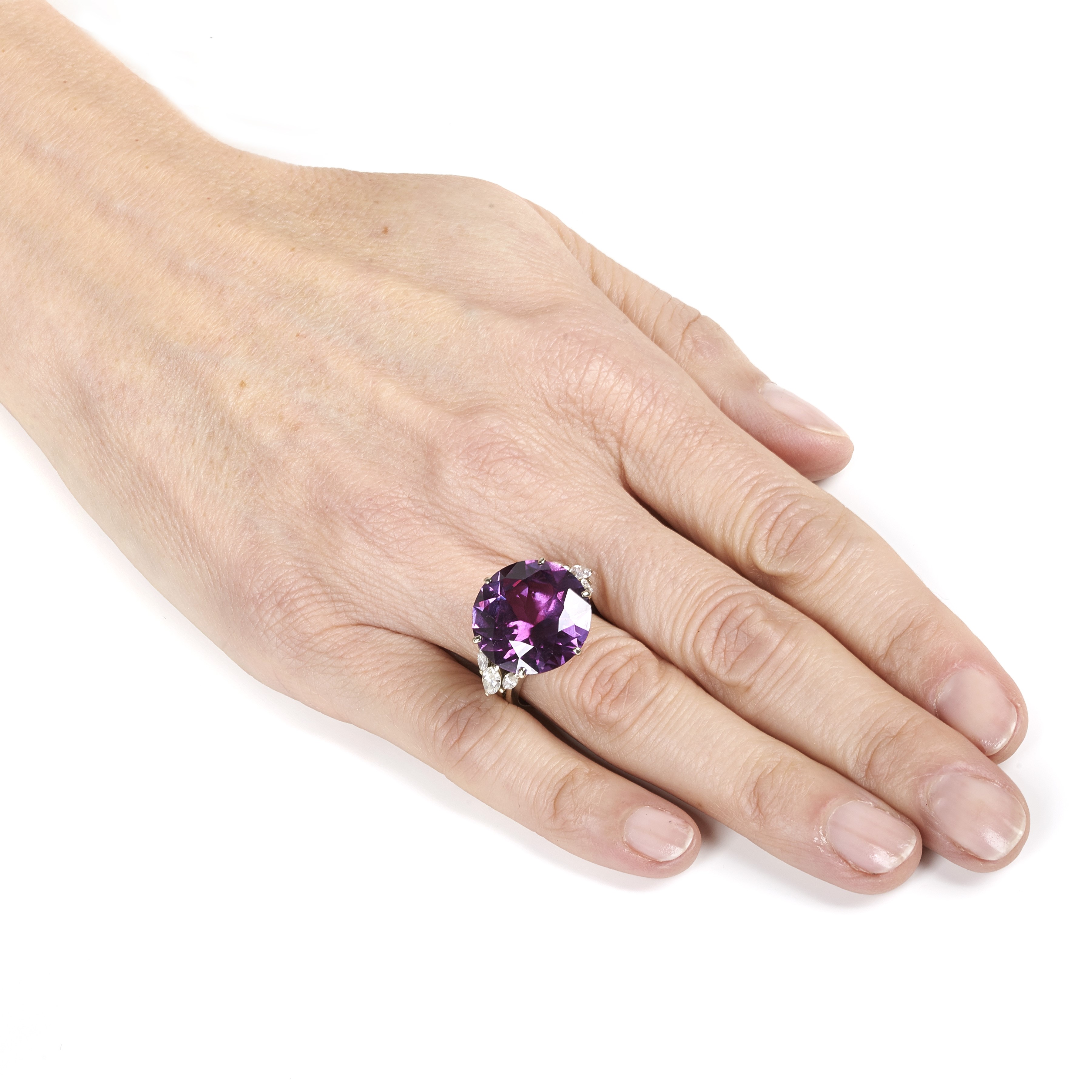 Grande anello in oro bianco 18 kt, diamanti e corindone sintetico viola
