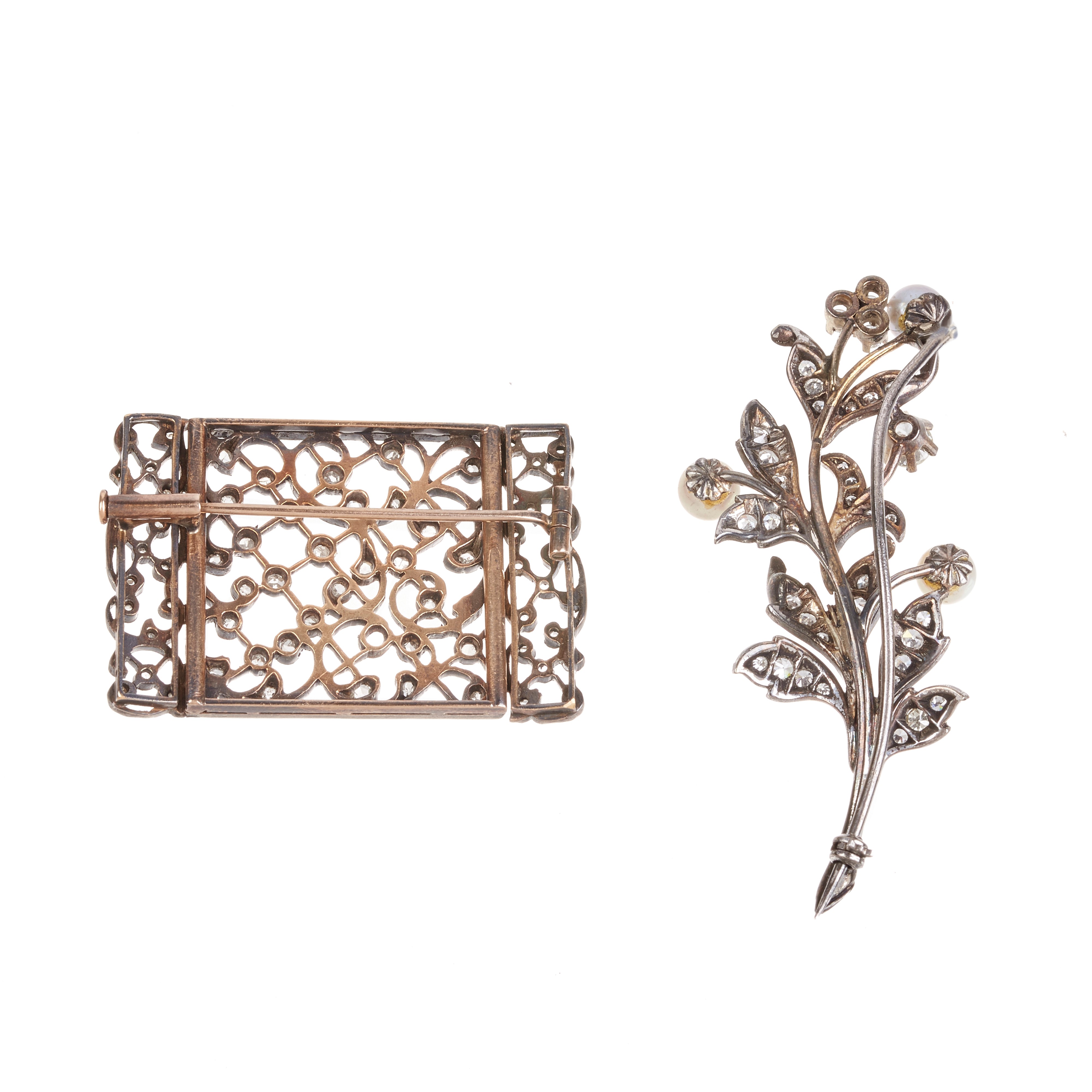 Spilla floreale in oro bianco 18 kt, diamanti e perle ed altra in oro 18 kt, argento e diamanti