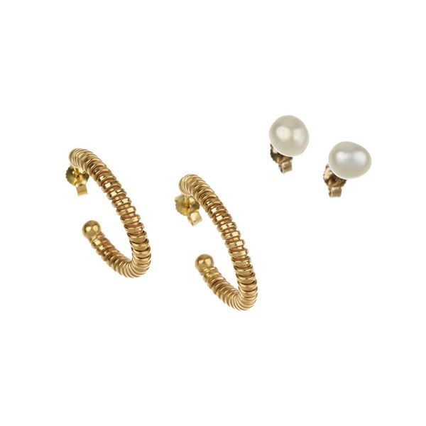 Pair of semi-circle earrings in 18 kt yellow gold and pair of earrings in white gold and pearls