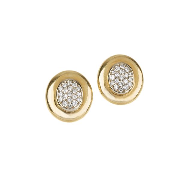 Pair of oval earrings in 18 kt yellow gold and diamond pavé