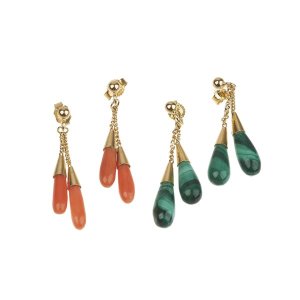 Pair of pendant earrings in yellow gold and coral and another in yellow gold and malachite