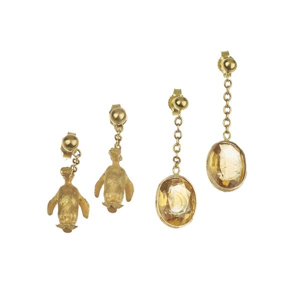 Pair of penguin earrings in 18kt yellow gold and another in 18kt yellow gold and citrine quartz