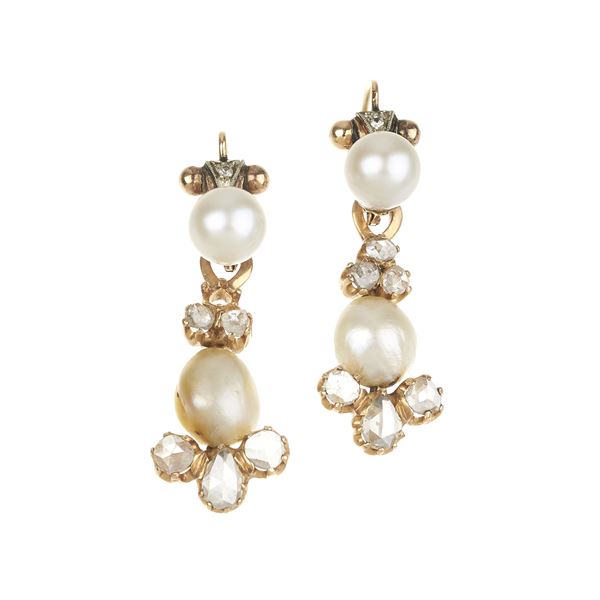 Pair of pendant earrings in 18 kt yellow and rose gold, diamonds and pearls
