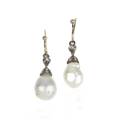 Paio di Orecchini Pendenti in Oro Giallo 18 Kt, Argento, Diamanti e Perle Scaramazze