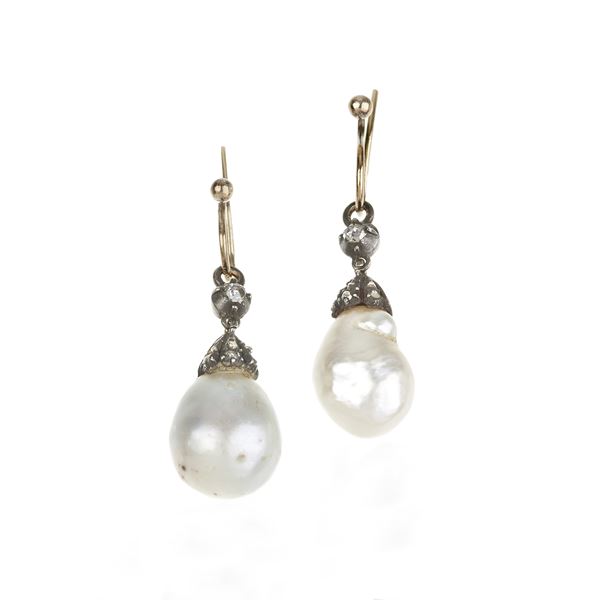 Pair of pendant earrings in 18 kt yellow gold, silver, diamonds and pearls