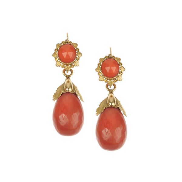 Pair of large pendant earrings in 18 kt yellow gold and red coral