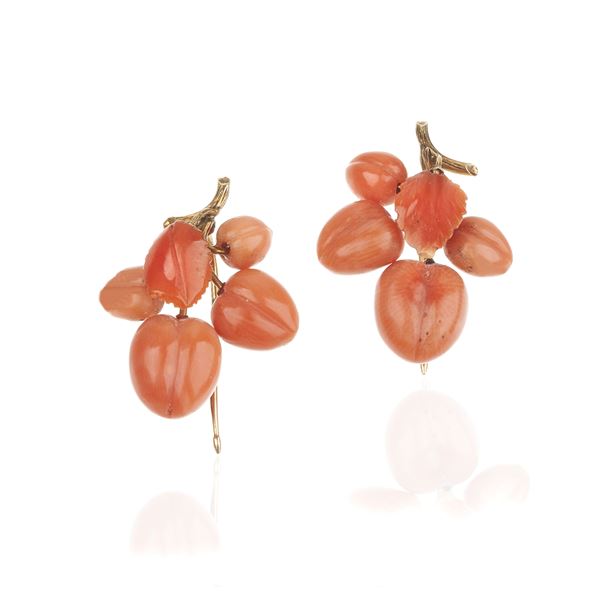 Pair of pendant earrings in pink gold and red coral carved like leaves