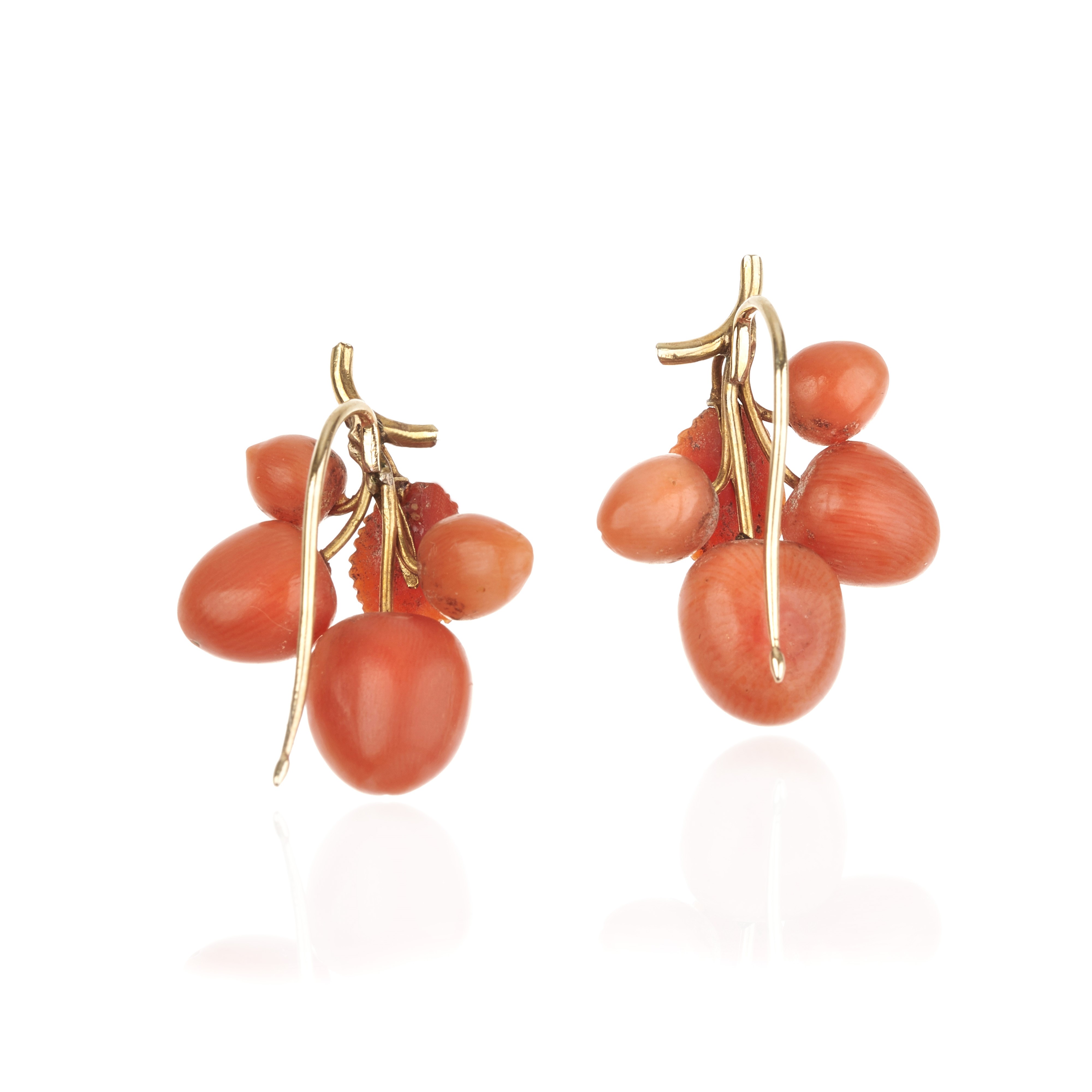 Paio di Orecchini Pendenti in Oro Rosa 18 Kt e Corallo Rosso Scolpito Come Foglie