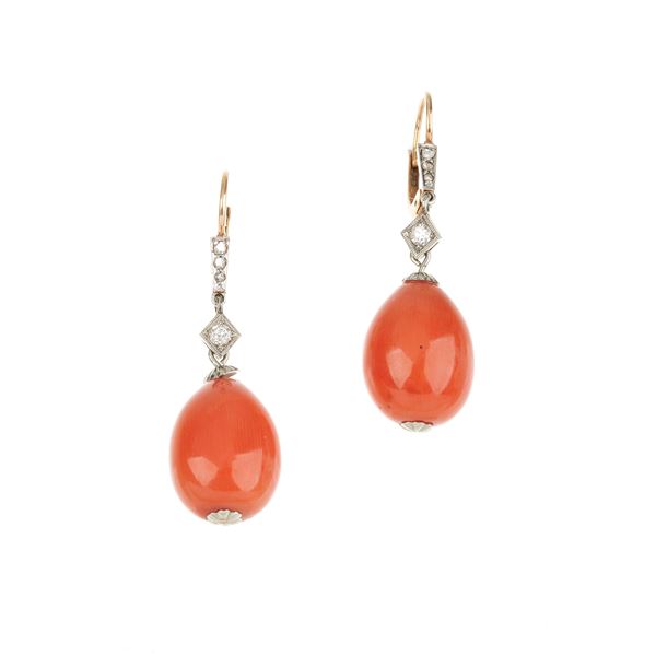 Pair of pendant earrings in 18 kt yellow and white gold, diamonds and red coral