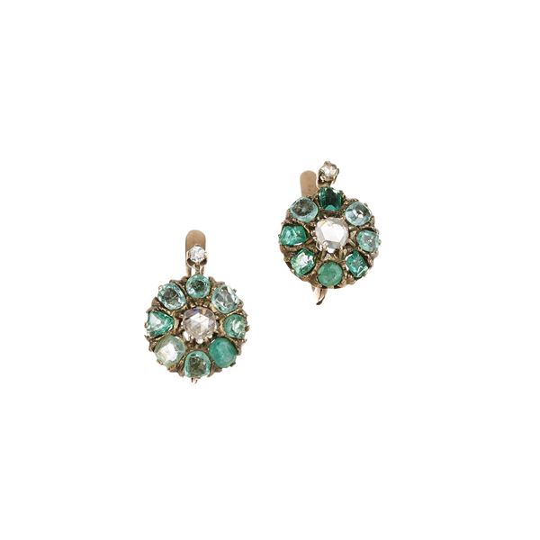 Pair of lever earrings in 18 kt yellow gold, silver, diamonds and emeralds