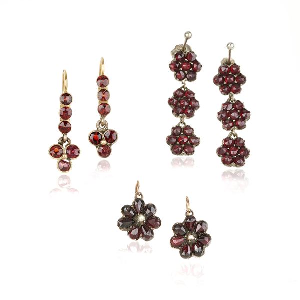 Lot of three pairs of pendant earrings in 18 kt yellow gold, 14 kt gold, silver and garnets