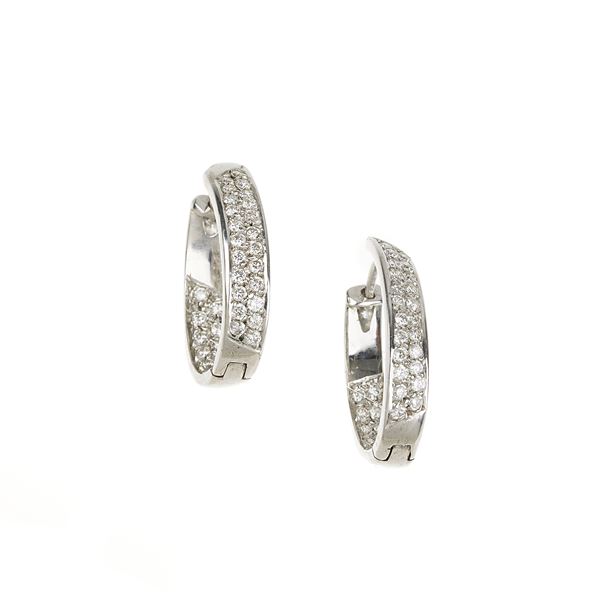 Pair of semi-circle earrings in 18 kt white gold and diamonds