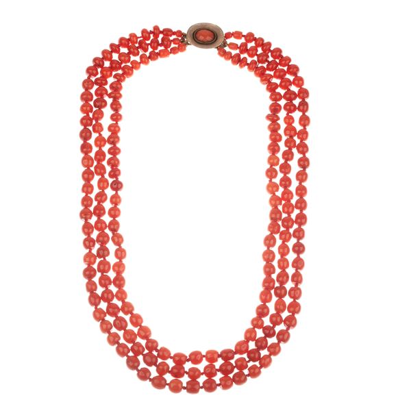 Three-strand necklace in red coral and low-grade gold