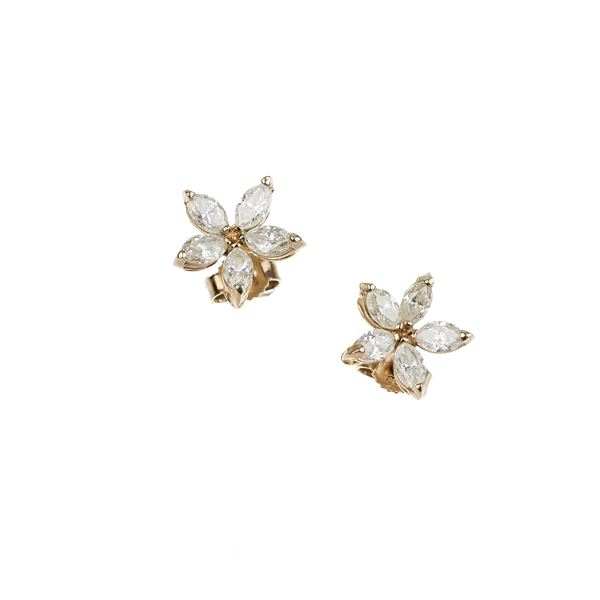 Pair of flower earrings in 18 kt white gold and diamonds