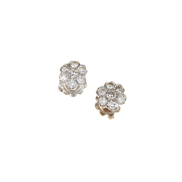 Pair of daisy earrings in 18 kt white gold and diamonds