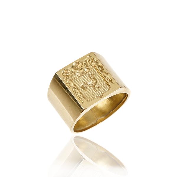 18 kt yellow gold chevalier ring with engraved coat of arms
