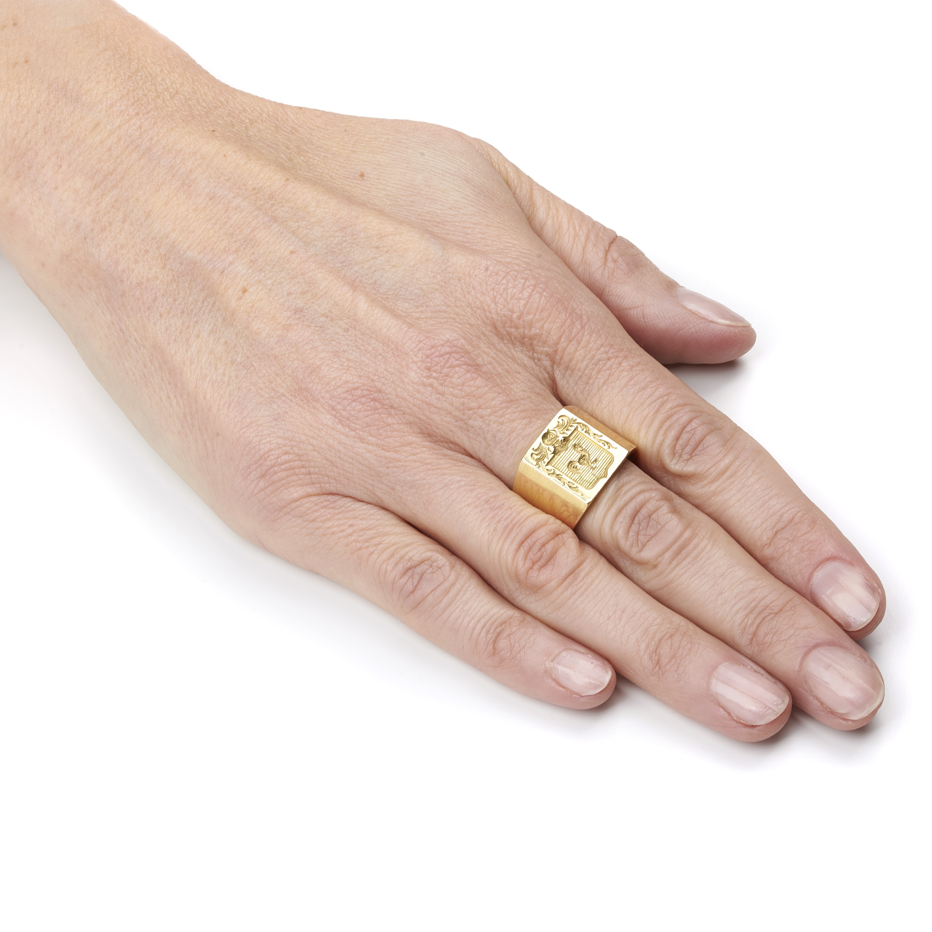 Anello chevalier in oro giallo 18 kt con stemma inciso