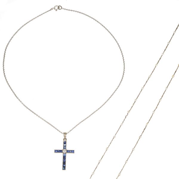Croce in oro bianco 18 kt, diamanti e zaffiri con catena  e catena in oro bianco 18 kt e microperle