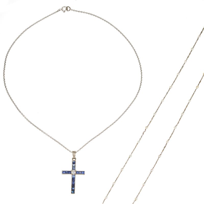 Croce in Oro Bianco 18 Kt, Diamanti e Zaffiri con Catena e Catena in Oro Bianco 18 Kt e Microperl...